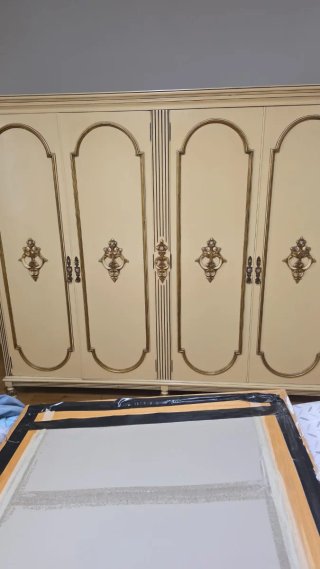Armario beige y dorado