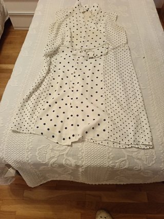 Vestido blanco con lunares