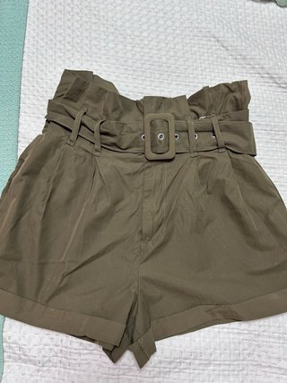 Shorts verde militar con cinturón