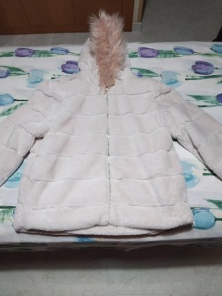 Abrigo de pelo sintético rosa y beige 18 €