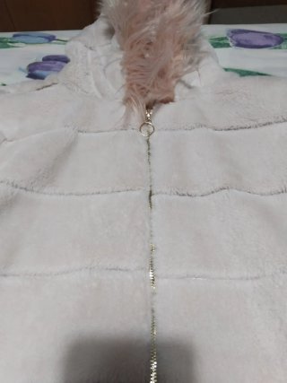 Abrigo de pelo sintético rosa y beige 18 €