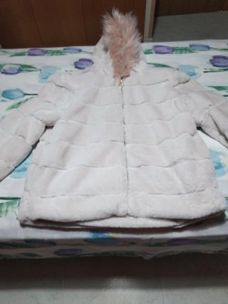 Abrigo de pelo sintético rosa y beige 18 €