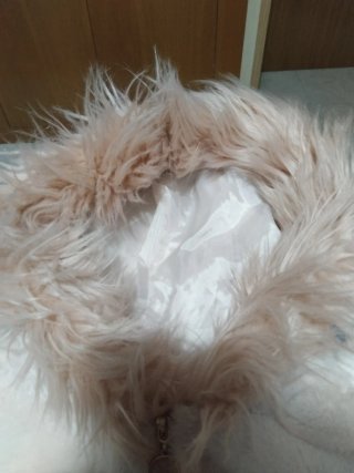 Abrigo de pelo sintético rosa y beige 18 €