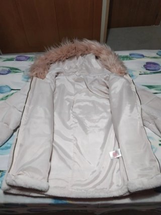 Abrigo de pelo sintético rosa y beige 18 €