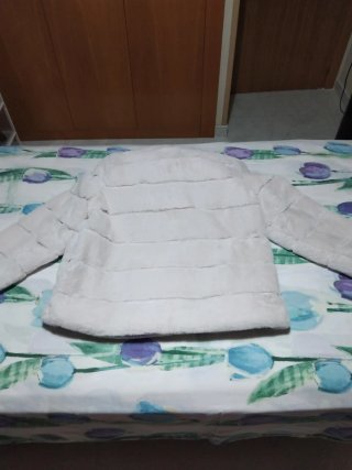 Abrigo de pelo sintético rosa y beige 18 €