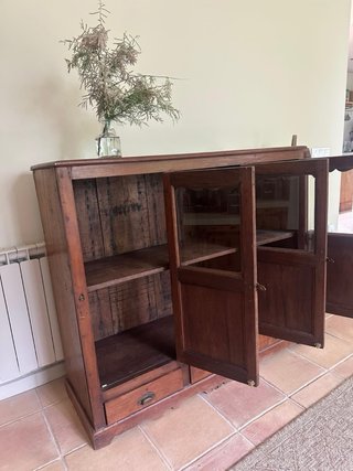 Mueble rústico de madera maciza y cristal