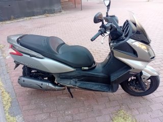 Kymco Maxi Scooter Plata y Negro
