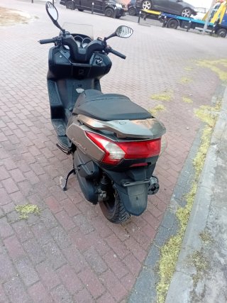 Kymco Maxi Scooter Plata y Negro