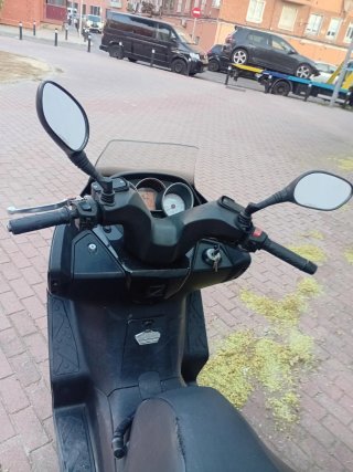 Kymco Maxi Scooter Plata y Negro