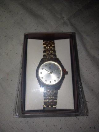 Nuovo orologio dorato da uomo