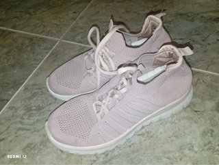 Zapatillas deportivas rosas y blancas