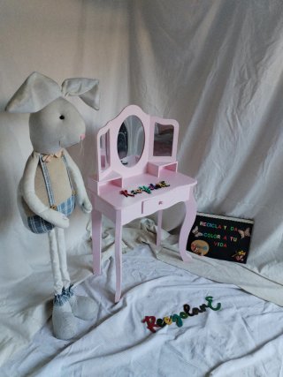 Tocador infantil rosa con espejo