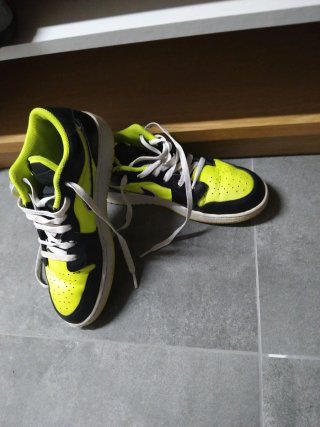 Jordan 1 Low Amarillas Negras Talla 40