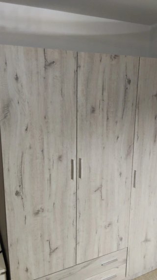 Armario de madera beige y gris
