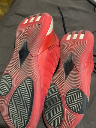 Zapatilla Baloncesto Roja y Negra