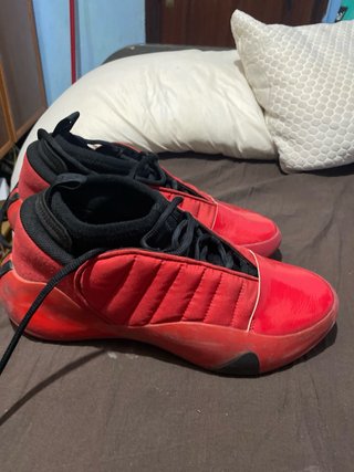 Zapatilla Baloncesto Roja y Negra