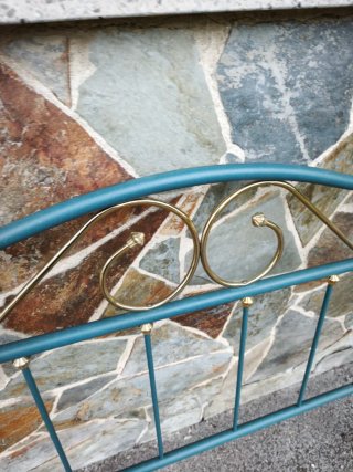 Cabecero de forja con detalles dorados