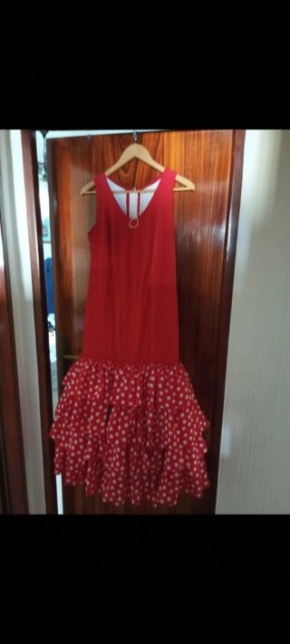Traje de flamenca rojo con lunares blancos