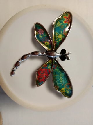 Broche libélula multicolor y plata