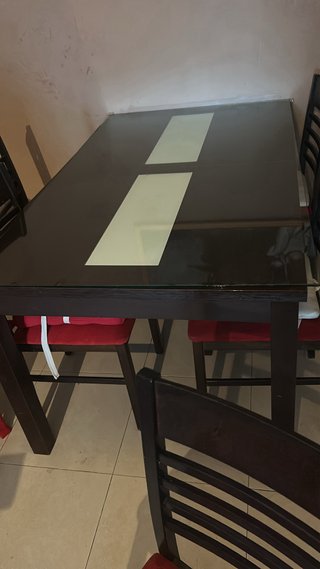 Mesa de comedor y 4 sillas