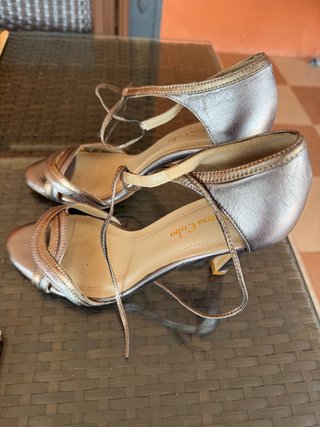 Zapatos de fiesta plateados y dorados T40. 10 cm.