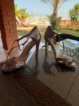 Zapatos de fiesta plateados y dorados T40. 10 cm.