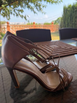 Zapatos de fiesta plateados y dorados T40. 10 cm.