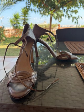 Zapatos de fiesta plateados y dorados T40. 10 cm.