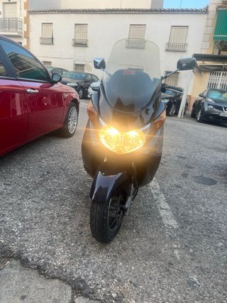 Suzuki Burgman 250cc Maxi-Scooter Negra