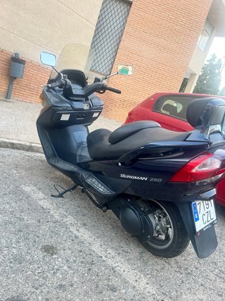 Suzuki Burgman 250cc Maxi-Scooter Negra