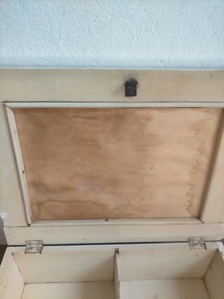 Caja de madera con espejo