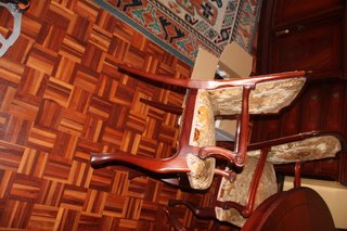 Mesa redonda de madera con sillas