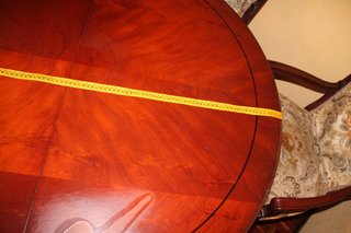Mesa redonda de madera con sillas