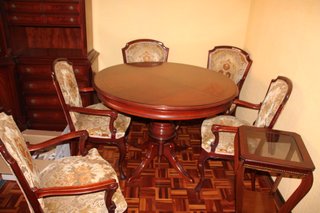 Mesa redonda de madera con sillas
