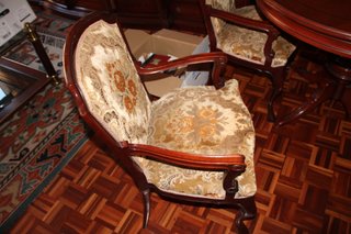 Mesa redonda de madera con sillas
