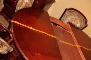 Mesa redonda de madera con sillas
