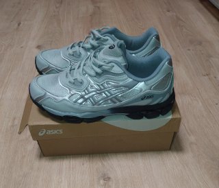 Zapatillas Asics plateadas y negras
