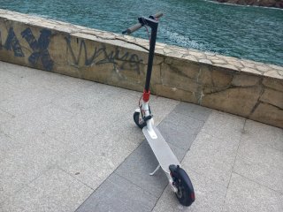 Patinete Eléctrico Blanco y Negro