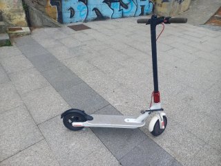 Patinete Eléctrico Blanco y Negro