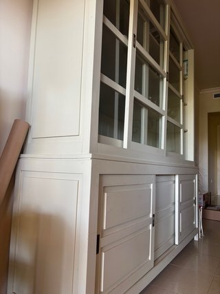 Mueble de salón blanco y cristal