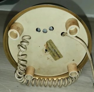 Teléfono de disco antiguo en peltre dorado