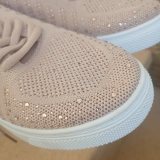 Zapatos Beige con Detalles Dorados