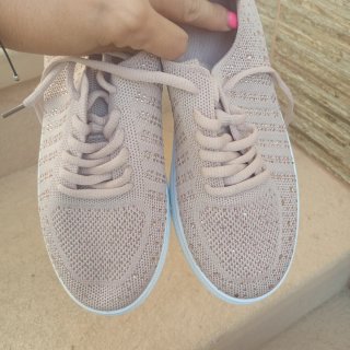 Zapatos Beige con Detalles Dorados