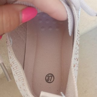 Zapatos Beige con Detalles Dorados