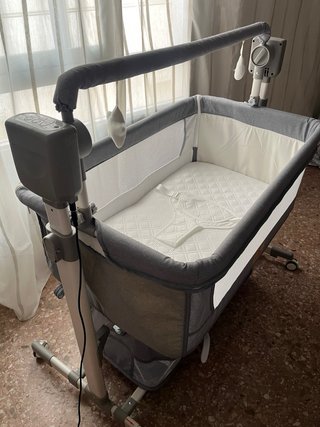 Cuna gris con accesorios