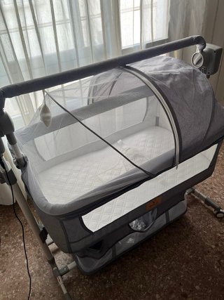 Cuna gris con accesorios