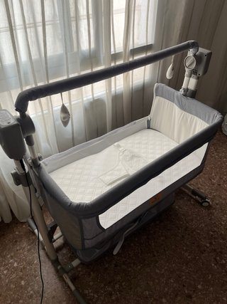 Cuna gris con accesorios