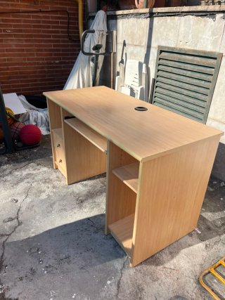Escritorio de madera con cajones y estantes