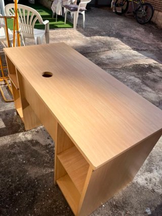Escritorio de madera con cajones y estantes