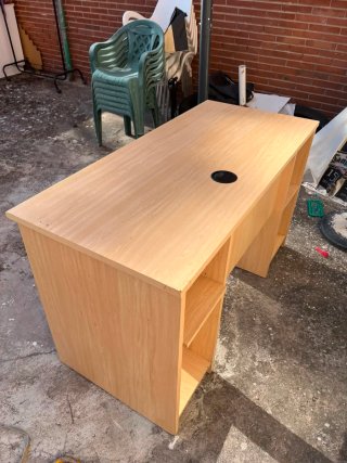 Escritorio de madera con cajones y estantes